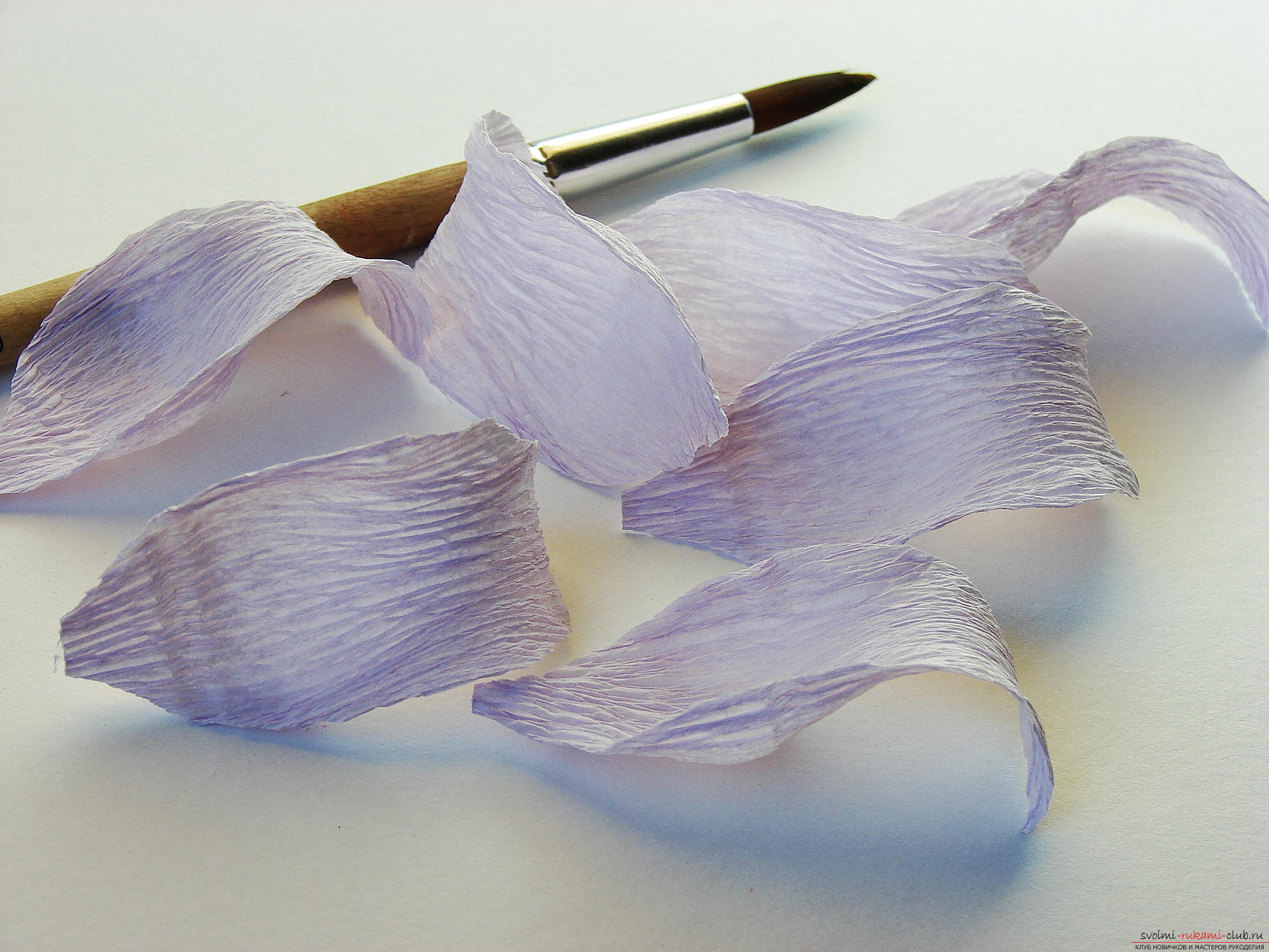 Мастер-класс научит как сделать гофрированные цветы своими руками – лилии из гофрированной бумаги.. Фото №10